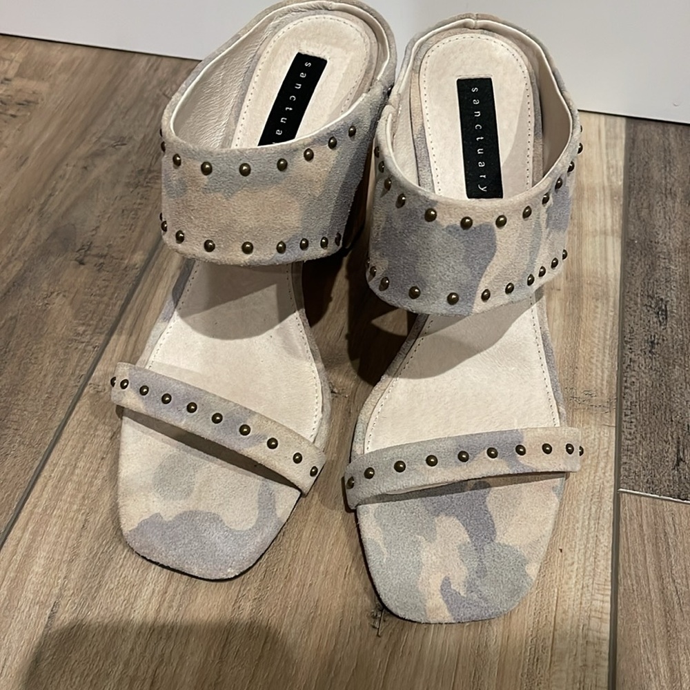 Sanctuary Spears Studded Camo heeled sandals s 8 1/2
